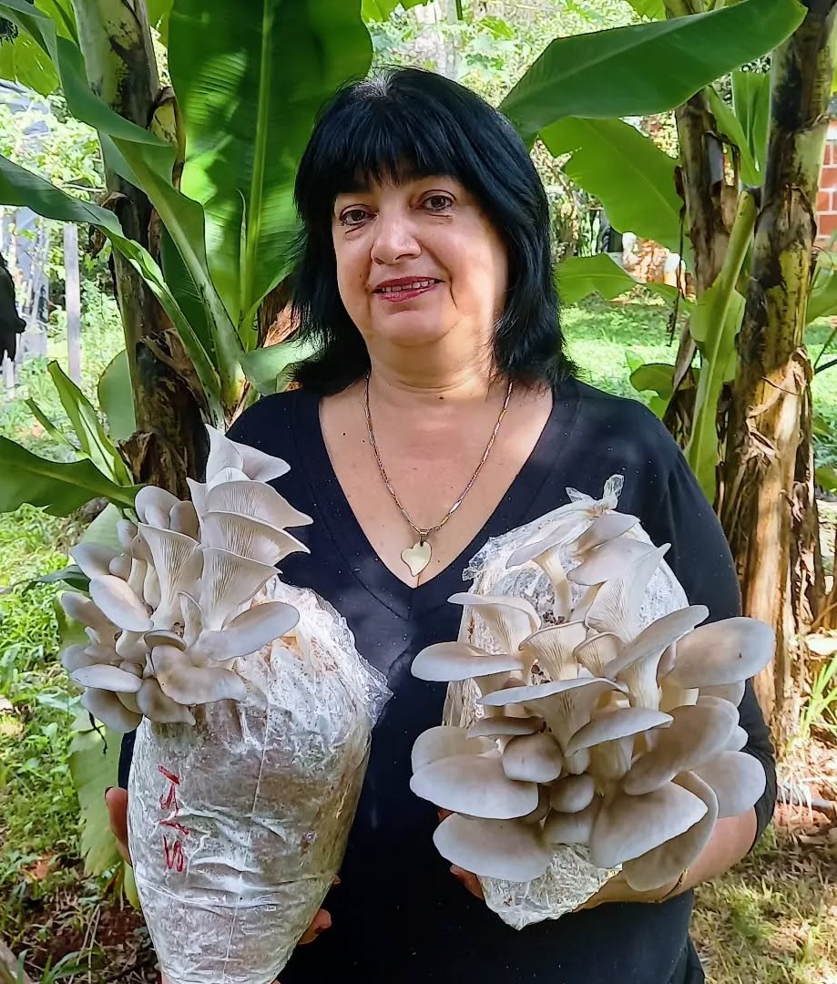 Alumna cultivando hongos